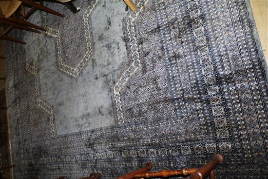10 x 12 blue pattern carpet(-)